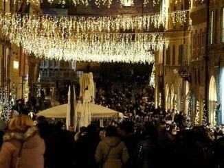 Centro Perugia affollato alla faccia del covid, ma la foto, però, inganna