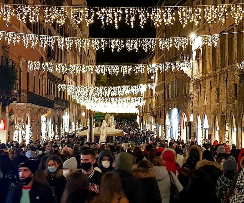 Perugia, in centro la folla dei grandi eventi? Segnalati assembramenti e gente senza mascherina