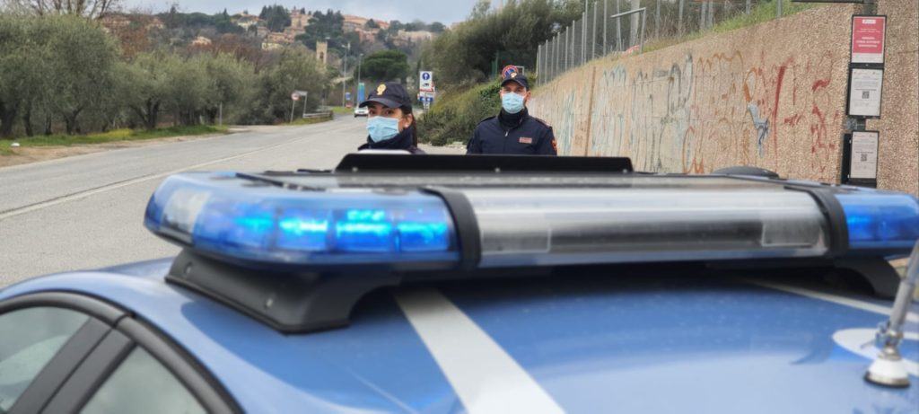 Picchia la fidanzata di fronte alla figlia minore, denunciato e allontanato