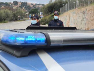 Picchia la fidanzata di fronte alla figlia minore, denunciato e allontanato