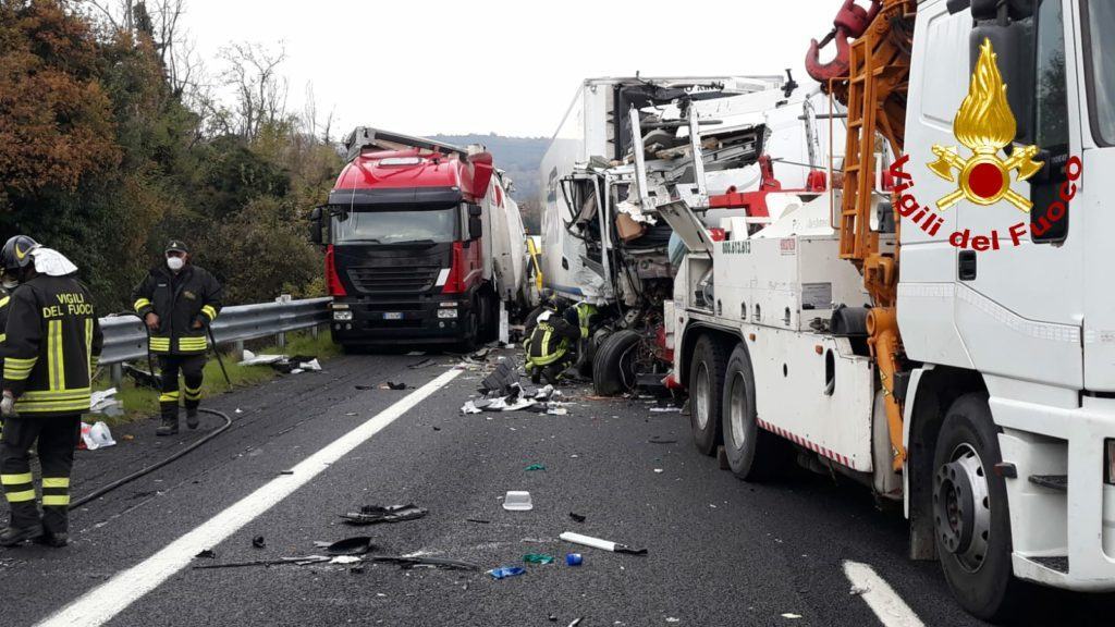 Due mezzi pesanti si scontrano, caos sull'A1, feriti lievi