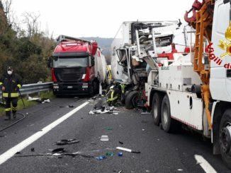 Due mezzi pesanti si scontrano, caos sull'A1, feriti lievi