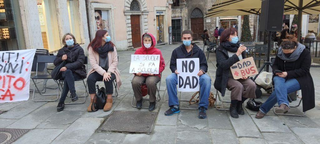 Vogliamo tornare a scuola in sicurezza, il grido di docenti e studenti