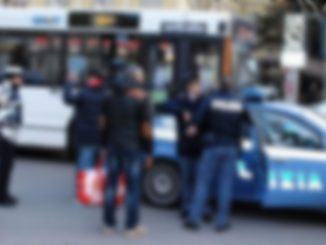 Rincorre e ferma l'autobus, sale e aggredisce l'autista, denunciato