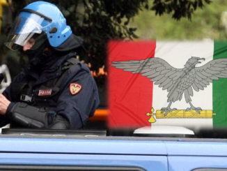 Lega al palo della luce bandiera nazifascista della Repubblica di "Salò", aveva anche armi in casa, ritirate dalla Digos