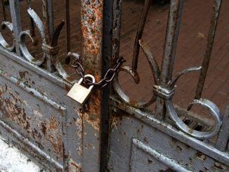 Coivd alla XX Giugno, sindaco chiude scuola, genitori in fila per il tampone
