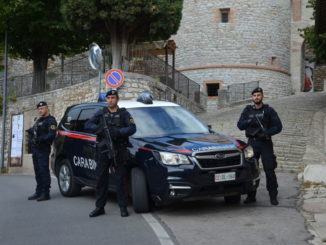 Ruba zainetto, fugge, ma i carabinieri riescono ad arrestarlo