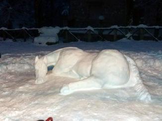Sculture di ghiaccio, magia a Monteleone di Spoleto, opere d’arte all’aperto