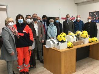 12 caschetti completi di visiera all’Ambulaife di Terni dal Lions Club
