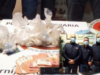 Un chilo e mezzo di droga nelle confezioni di liquori sul treno Roma Perugia