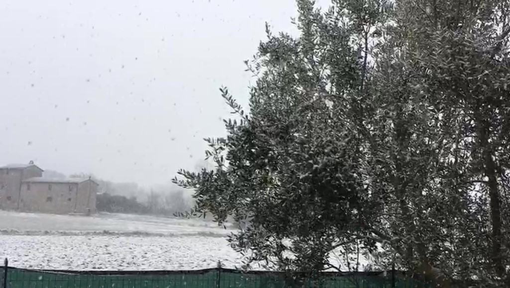 La neve arriva a Perugia, primi fiocchi anche in città