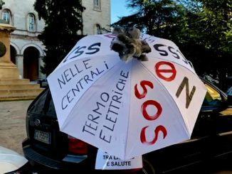 In piazza sit-in di protesta contro politica rifiuti Regione Umbria