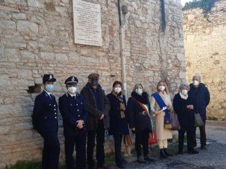 Ripristina la targa commemorativa a 23 donne partigiane