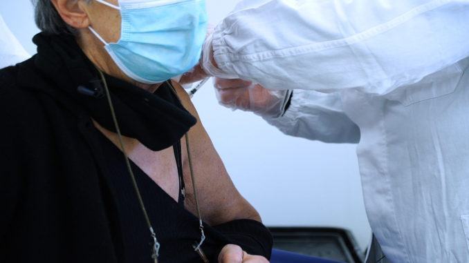 Coronavirus, somministrate 2477 dosi di vaccino a over 80