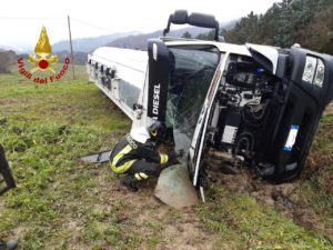 Tir esce di strada sulla Pian d'Assino, tragedia sfiorata