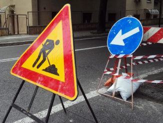 Tu devi andare a zappare la terra, ma non c'è neanche la zappa, però!