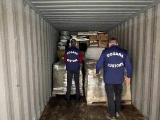 Container con rifiuti dall’Europa pronti per esportazione in Costa d'Avorio