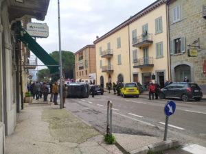 Incidente, auto si ribalta, via Manzoni Ponte San Giovanni, 3 mezzi coinvolti