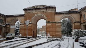 E' nevicato nella notte a Perugia, foto e video della neve, via Pellas senza luce