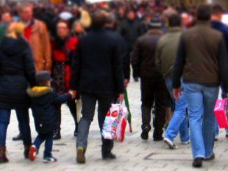 Per smaltire lunghe code fanno entrare clienti, assembramenti punti vendita