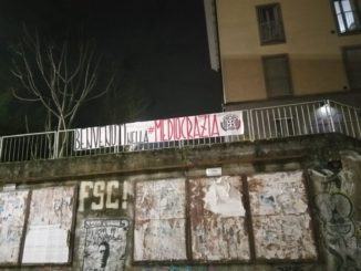 Benvenuti mediocrazia, sono gli striscioni comparsi anche a Perugia