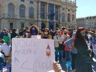 Priorità alla scuola davanti Montecitorio, troppi lockdown per i giovani 