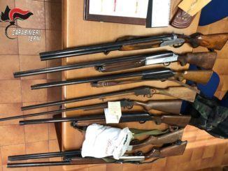 Minaccia e picchia 57enne, motivi confini terreno, 87 enne aveva 8 fucili e 100 cartucce