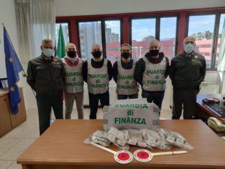 Guardia di finanza sequestra oltre 5 kg di hashish, arrestato corriere