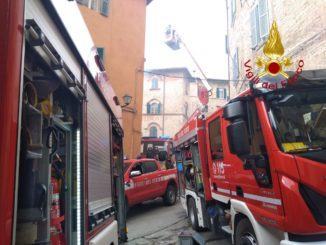 Incendio a Perugia, vigili del fuoco salvano donna, sta bene