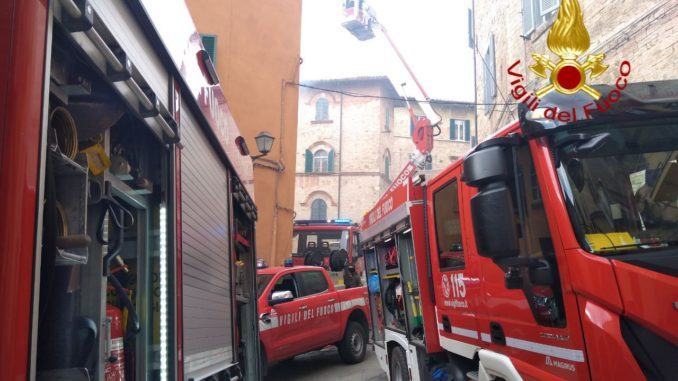 Incendio a Perugia, vigili del fuoco salvano donna, sta bene