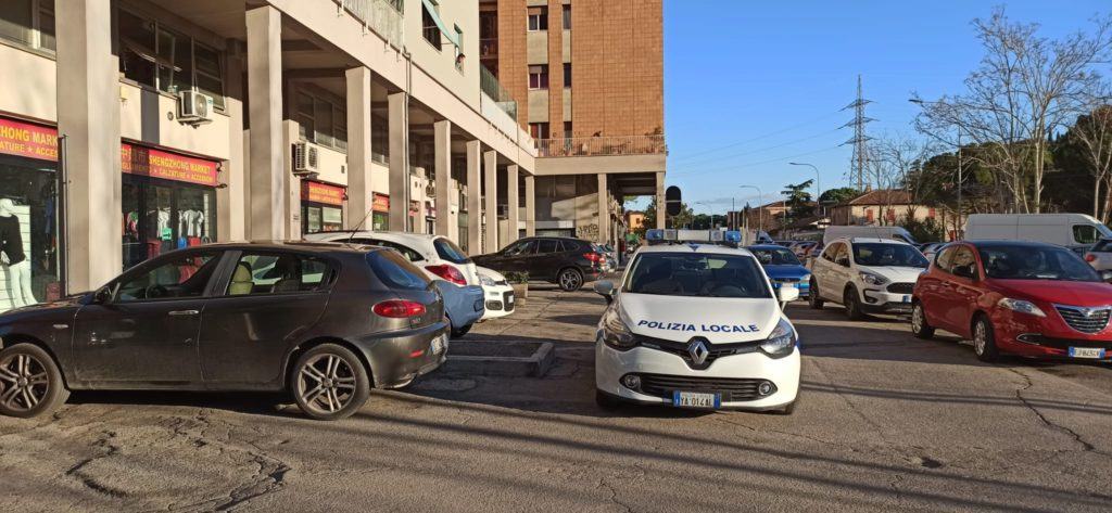 Fugge in Mercedes dal controllo della Polizia locale, scatta inseguimento a Fontivegge