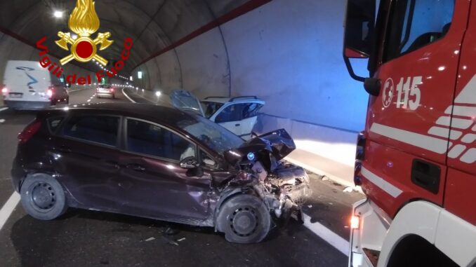 Sfiorata la tragedia sulla Perugia Ancona, incidente stradale in galleria