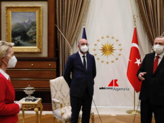 Con facce di bronzo hanno lasciato in piedi una donna, Ursula von der Leyen