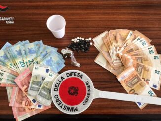 Spaccio di droga, eroina, cocaina e hashish in appartamento a Terni