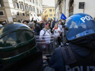 Protesta ristoratori a Roma, scontri a Montecitorio: agente ferito
