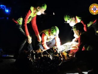 Biker infortunato recuperato dai soccorritori in una zona impervia