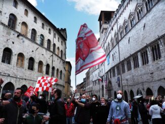 Perugia in serie B, città in festa, fumogeni, clacson, cori e folla in centro
