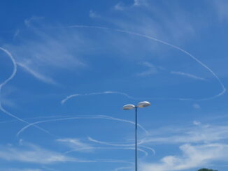 Ma che stanno facendo? Due arei volano e lasciano scie, chimiche?