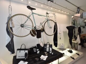 Giro d'Italia, foto, bici e maglie storiche nei negozi del centro