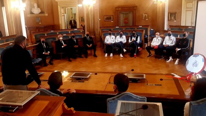 Il Perugia Calcio ricevuto nel palazzo Provinciale, scambio di doni