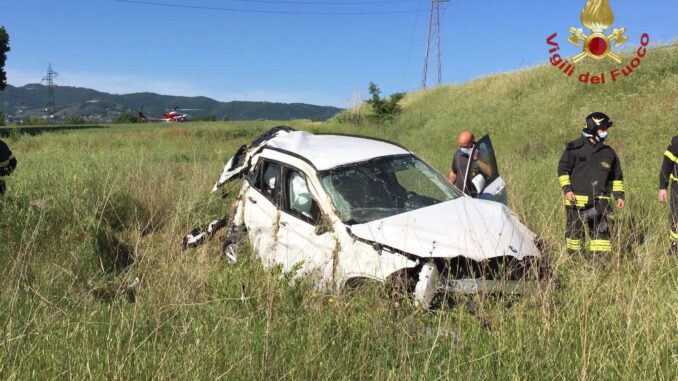 Finisce fuori strada di notte e lancia l'allarme, ritrovato all'alba, ferito
