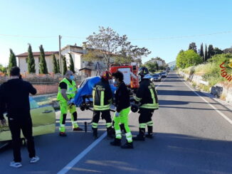 Scontro frontale tra due auto sulla Flaminia, una persona ferita