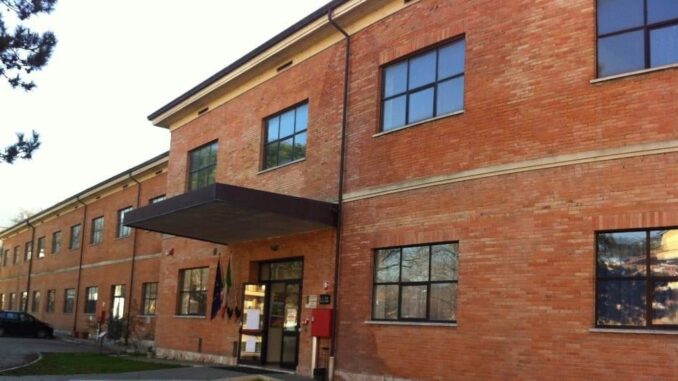 Intonaco si stacca, rumori dalle mura, a Deruta chiusa scuola Mameli
