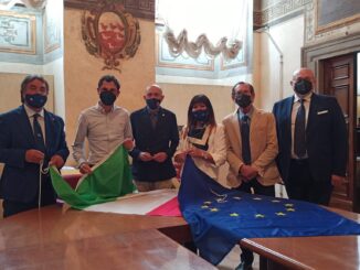 Ancri dona bandiera italiana e europea Comune Perugia e Protezione civile