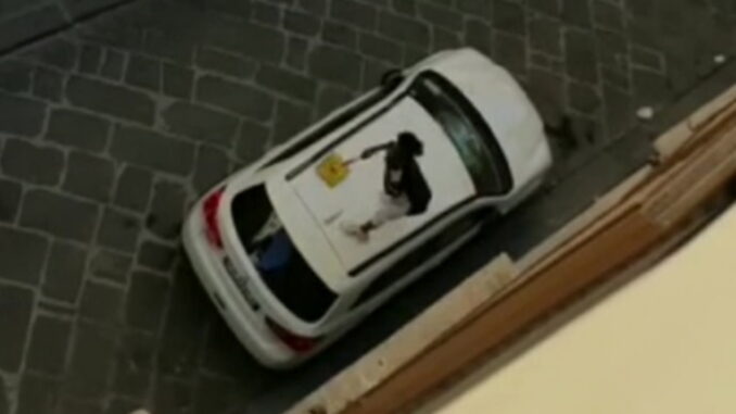#RadioSavana, clandestino dà di matto e sfascia un'auto con un palo di metallo