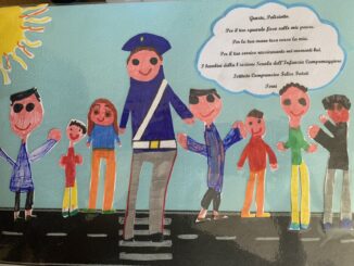 Polizia di Stato sui banchi  di scuola, in mezzo ai piccoli studenti