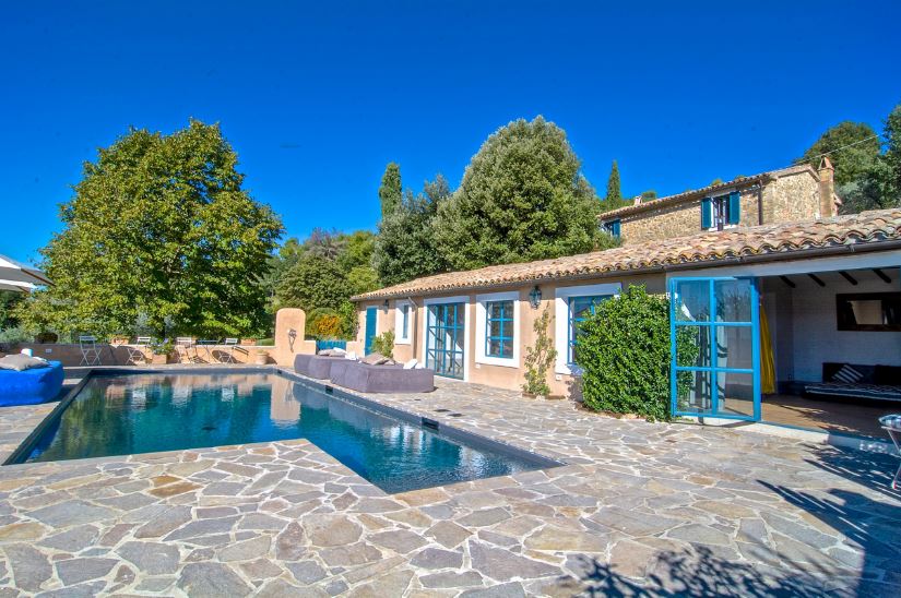 A Todi un set per raccontare le vacanze da favola nelle ville umbre