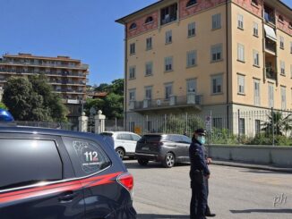 Panico alla stazione di Ponte, straniero aggredisce tre persone. Una persona è ferita, lui è stato fermato