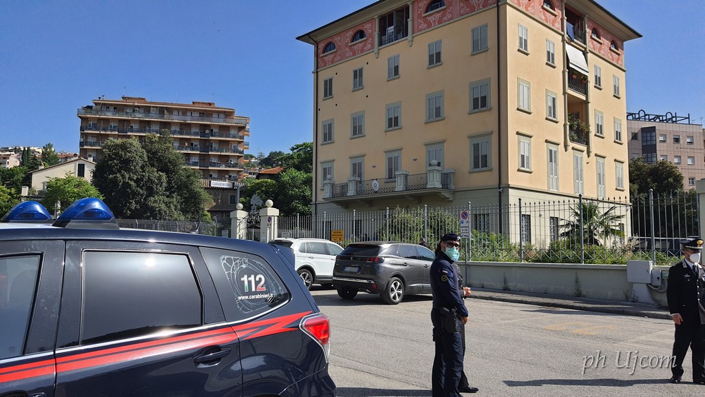 Panico alla stazione di Ponte, straniero aggredisce tre persone. Una persona è ferita, lui è stato fermato
