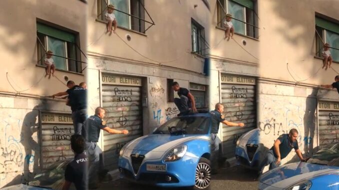 Poliziotti salvano una bimba seduta sul davanzale di una finestra al primo